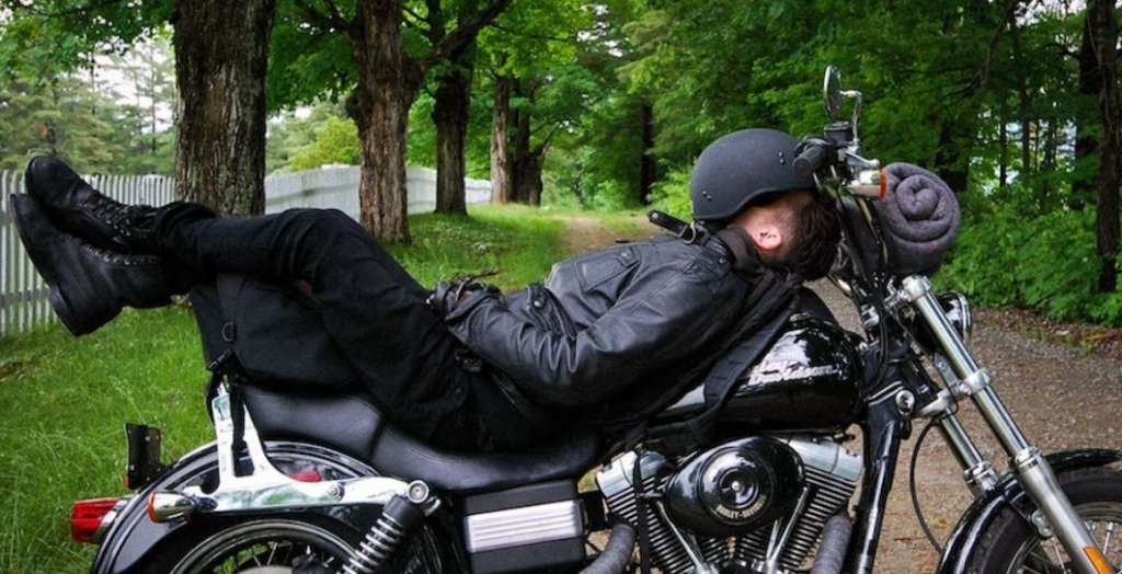 Dormirse en una moto en marcha